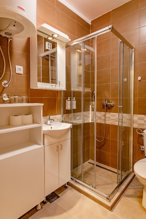 Airstar Hotel Surcin Bagian luar foto