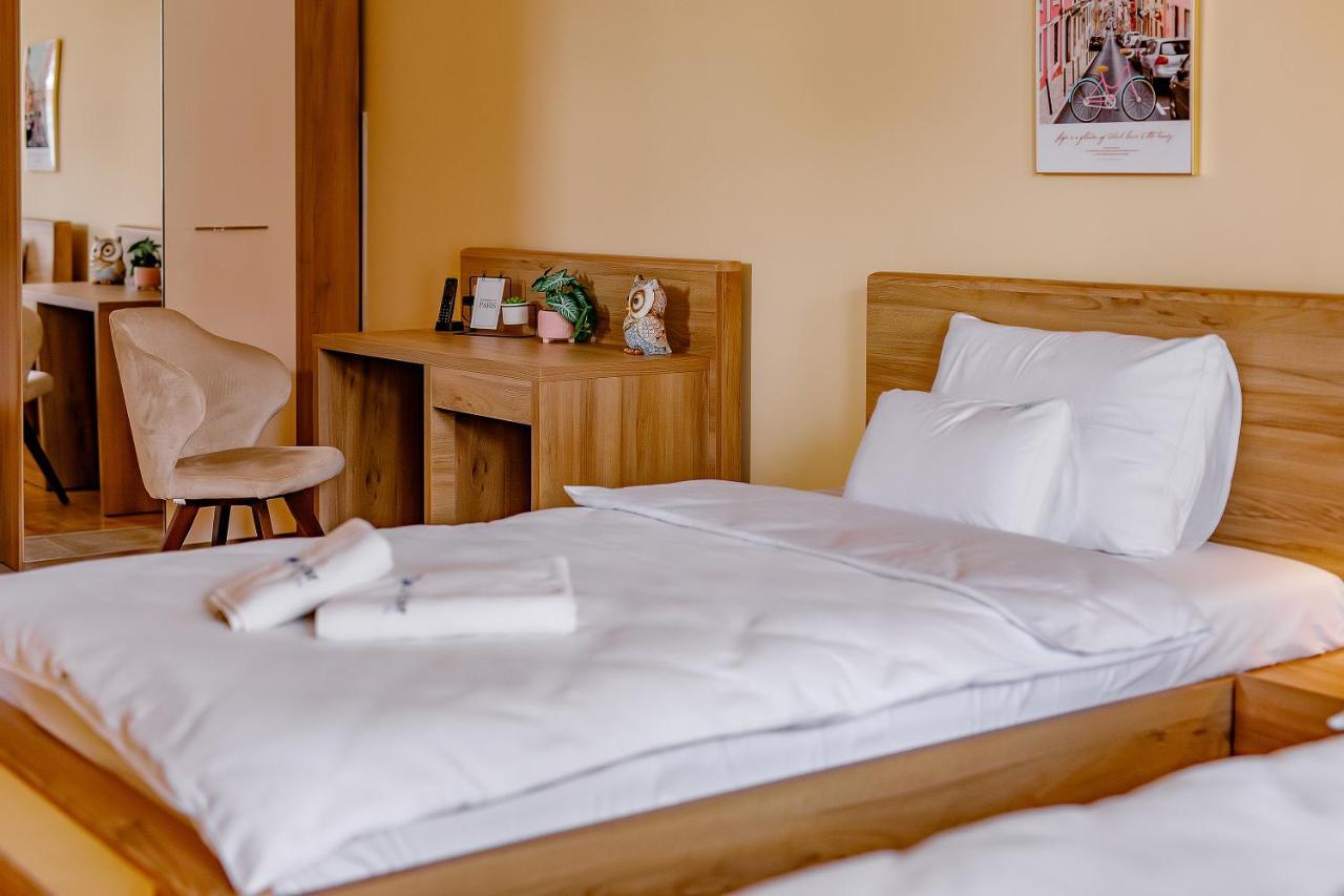 Airstar Hotel Surcin Bagian luar foto